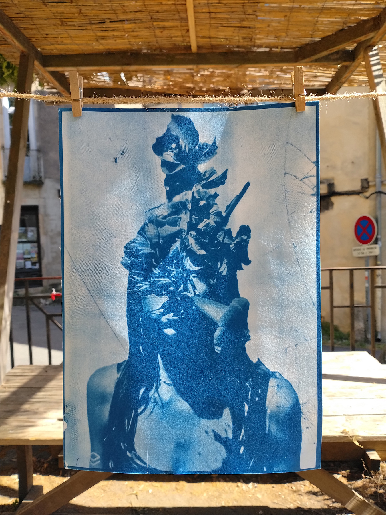 Atelier cyanotype pendant les ateliers créatifs à Saint-Antonin-Noble-Val du Bazart