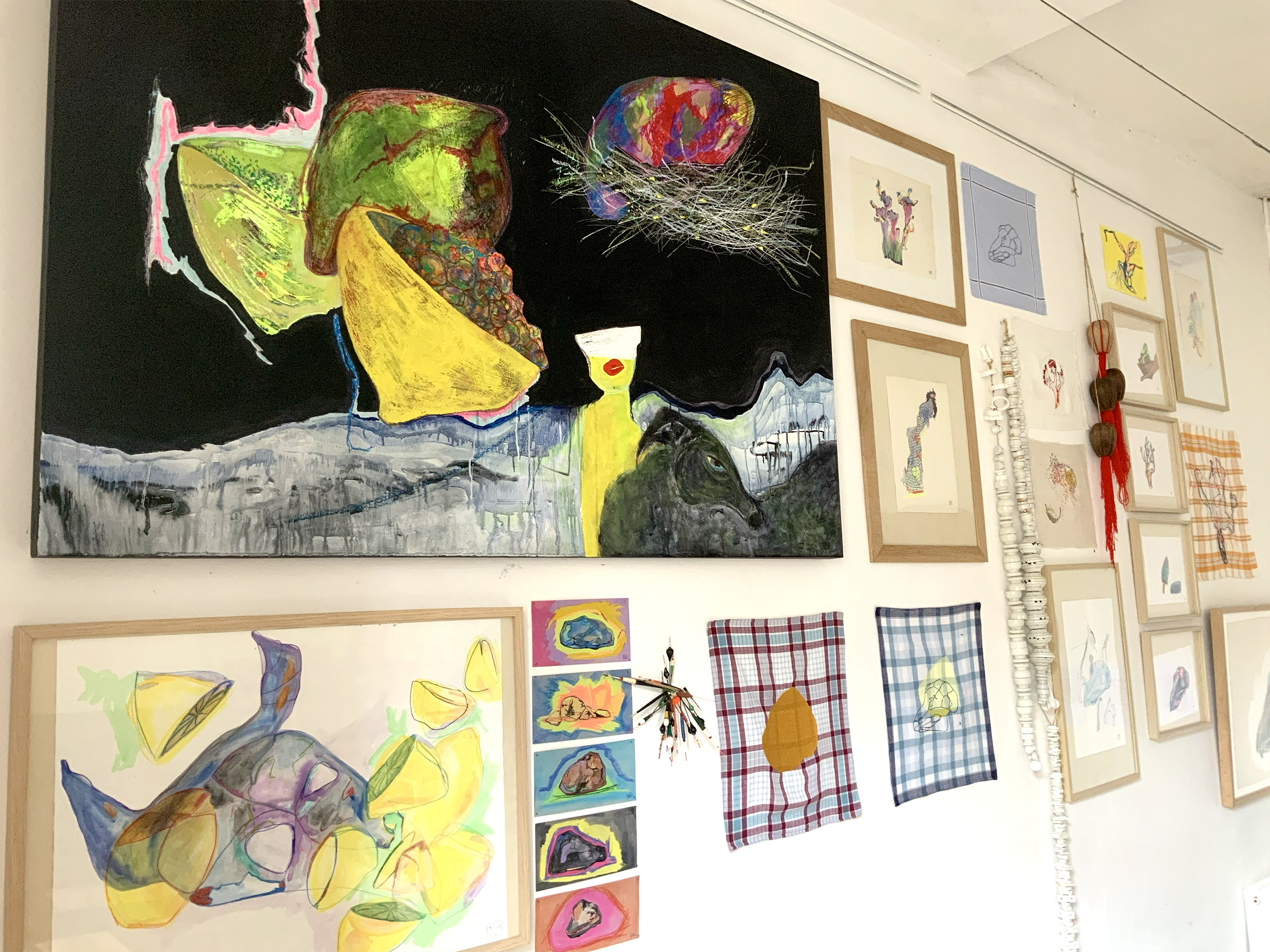 Vue de l'exposition en cours à Saint-Antonin-Noble-Val, galerie du Bazart