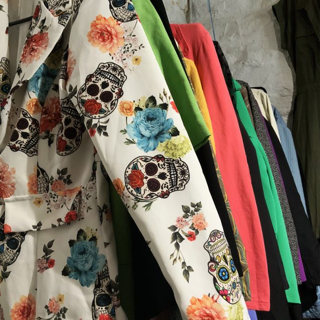 Vêtements à la friperie à Saint-Antonin-Noble-Val de Bazart